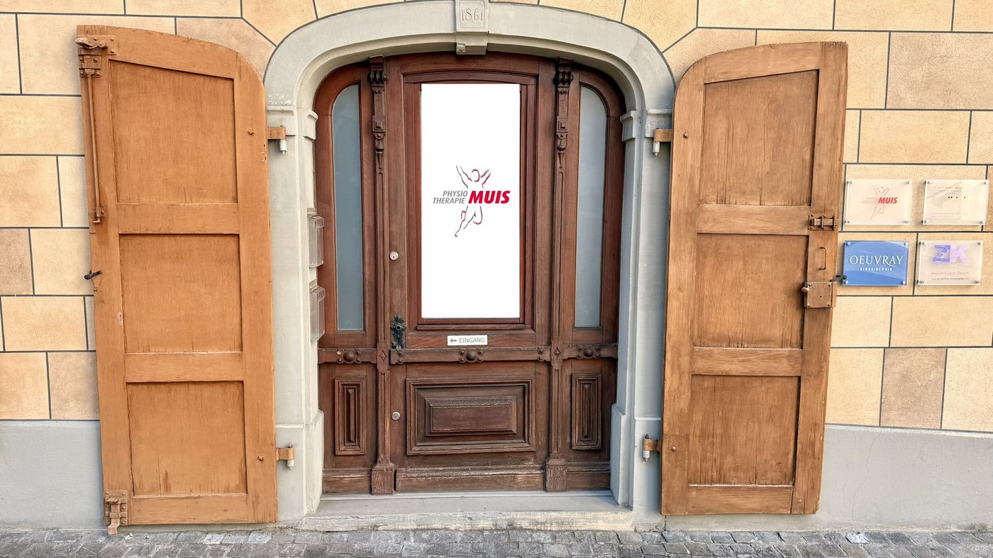 Praxisfenster mit dem Logo von Physiotherapie MUIS